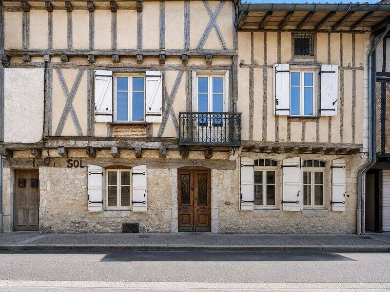 Maison 8 pièces 241 m² · à Sainte-Foy-la-Grande · 241 m² · 180 000 €