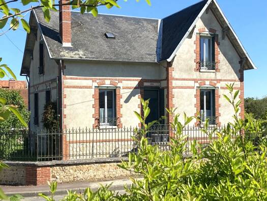 Maison à vendre 229 000 € 6 pièces 3 chambres 140 m² 1 008 m² de terrain Courtenay 45320
