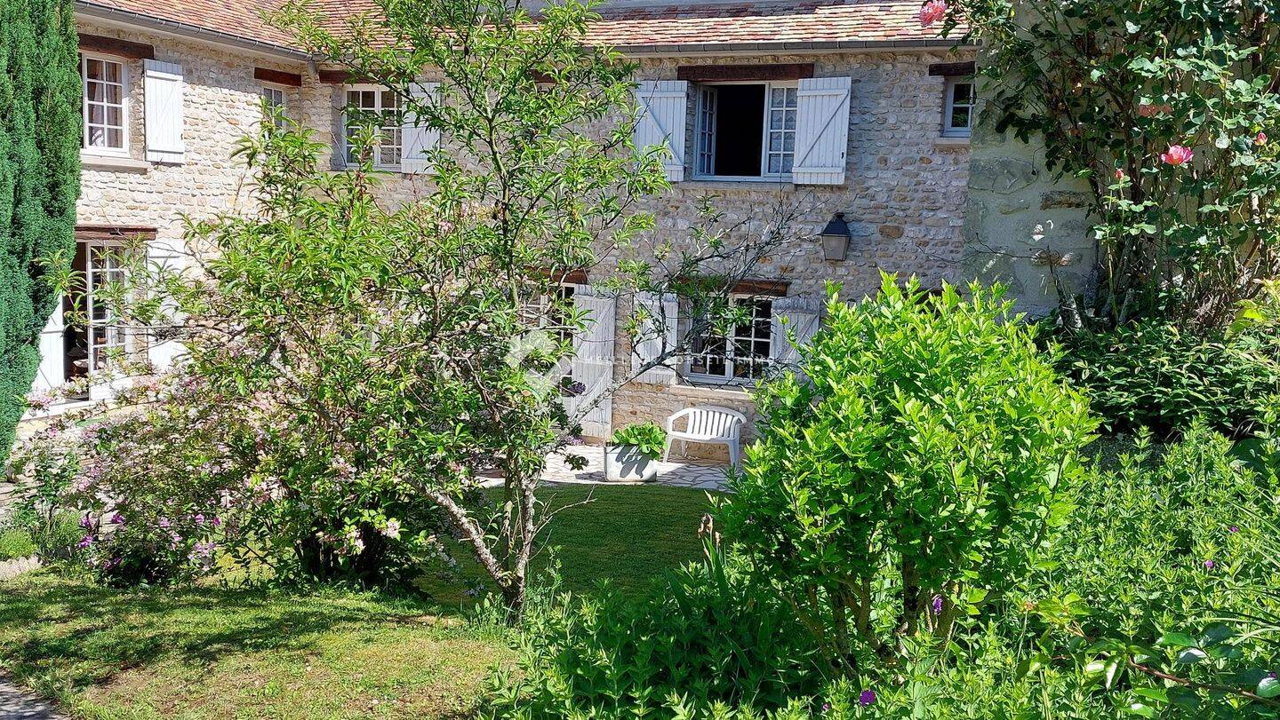 Maison 8 pièces 274 m² · à Thoiry · 274 m² · 450 000 €