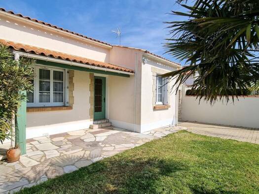 Maison de plain-pied à vendre 310 000 € 4 pièces 3 chambres 74 m² 327 m² de terrain Zone Activité Aytré 17440