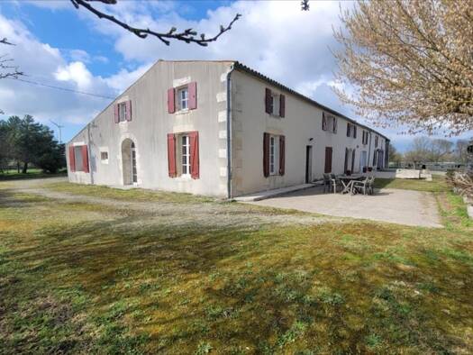 Maison à vendre 1 352 000 € 8 pièces 1 chambre 336 m² 157 021 m² de terrain Andilly 17230