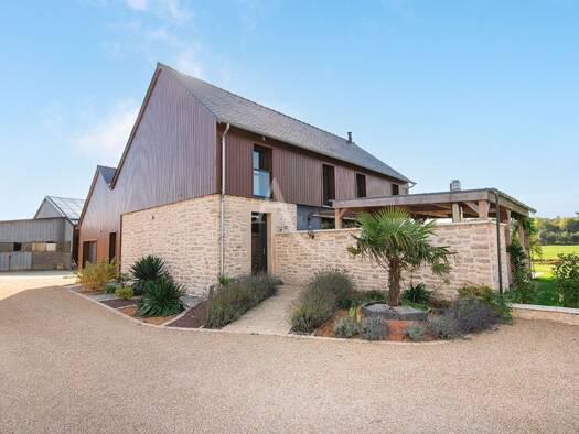 Maison à vendre 839 000 € 19 pièces 10 chambres 335 m² 73 449 m² de terrain Saint-Ouën-des-Toits 53410