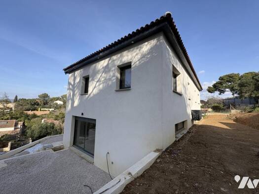 Maison à vendre 475 000 € 4 pièces 3 chambres 90 m² 400 m² de terrain La Seyne-sur-Mer 83500