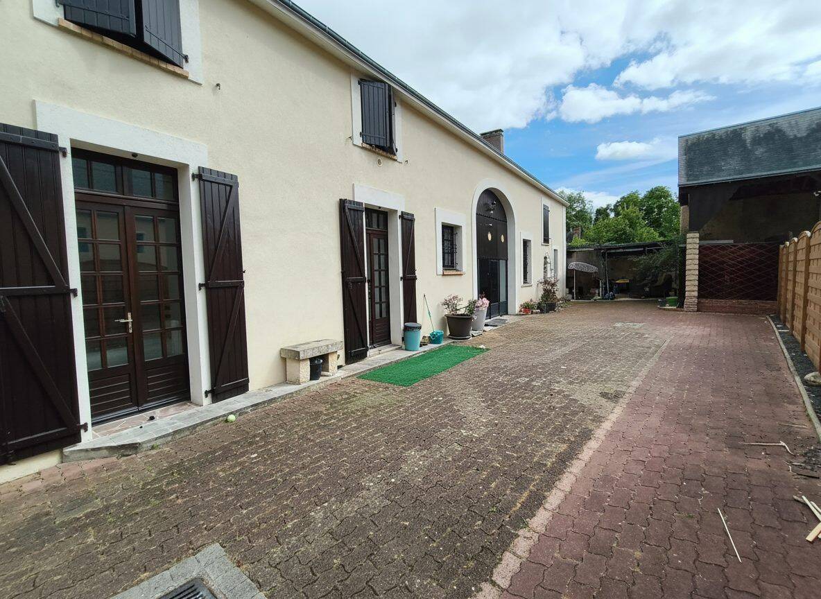 Maison 10 pièces 229 m² · à Marçon · 229 m² · 229 000 €