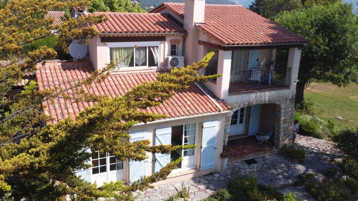 Maison 5 pièces 110 m² · à Châteauneuf-Grasse · 110 m² · 770 000 €