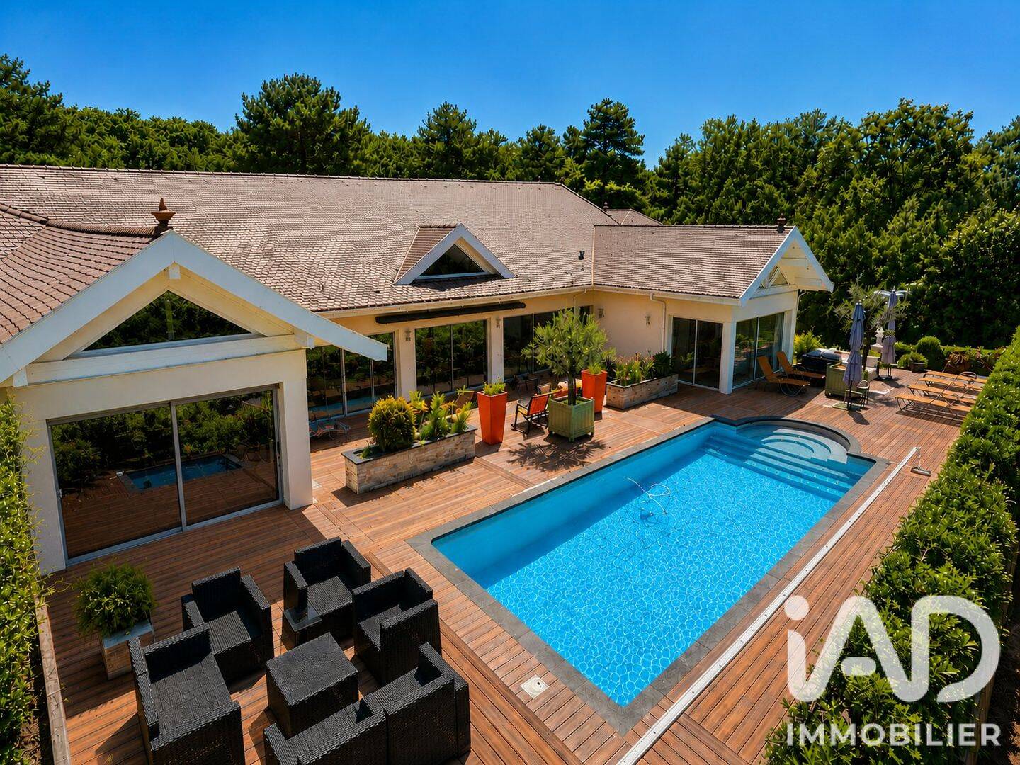 Maison 11 pièces 750 m² · à Chapeiry · 750 m² · 2 930 000 €