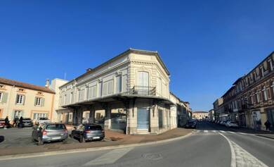 Hôtel à vendre 1 400 000 € 1 538 m² de bureaux divisible jusqu'à 1 538 m² Centre Ville Lavaur 81500