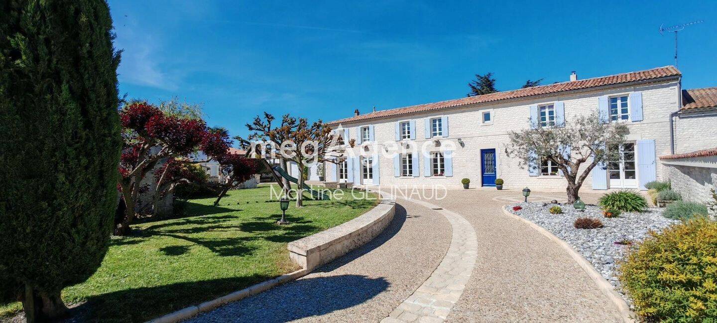 Maison 8 pièces 237 m² · à Saintes · 237 m² · 597 000 €