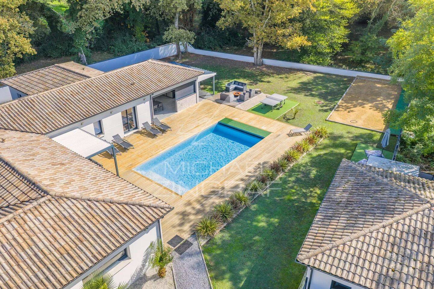 Maison 12 pièces 291 m² · à Salles · 290,6 m² · 1 150 000 €