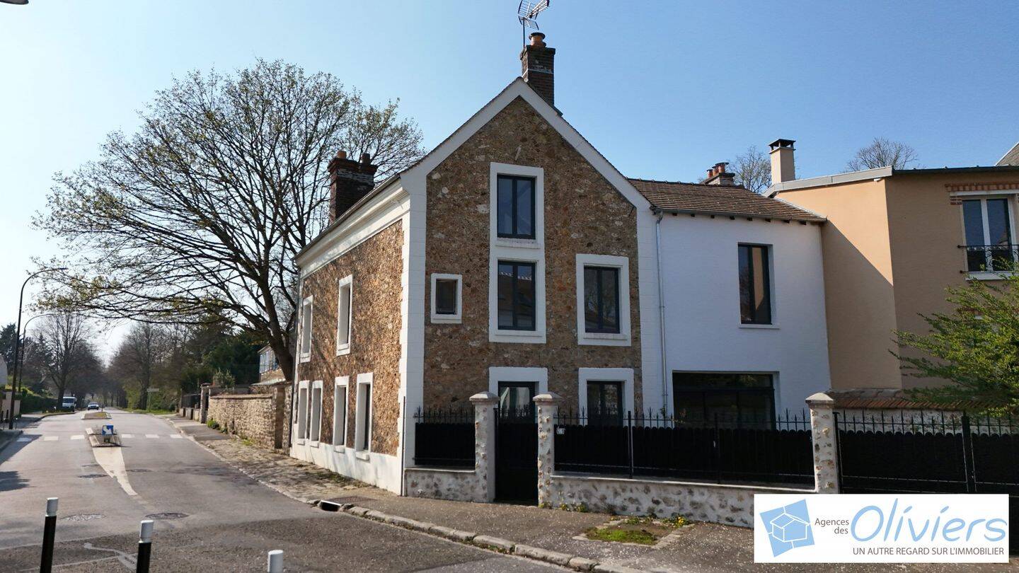 Maison 9 pièces 229 m² · à Voisins-le-Bretonneux · 229 m² · 699 000 €