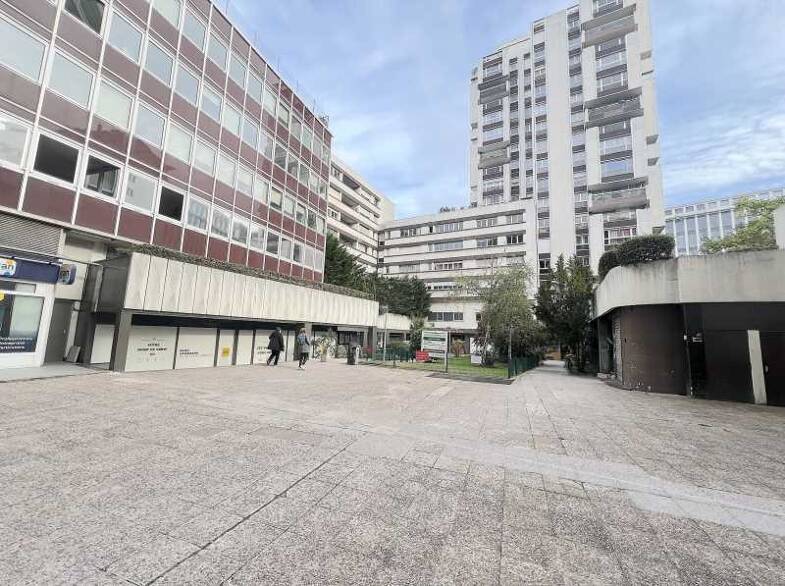 Local commercial à louer 3 000 € 97 m² de surface de vente Paris 15ème 75015