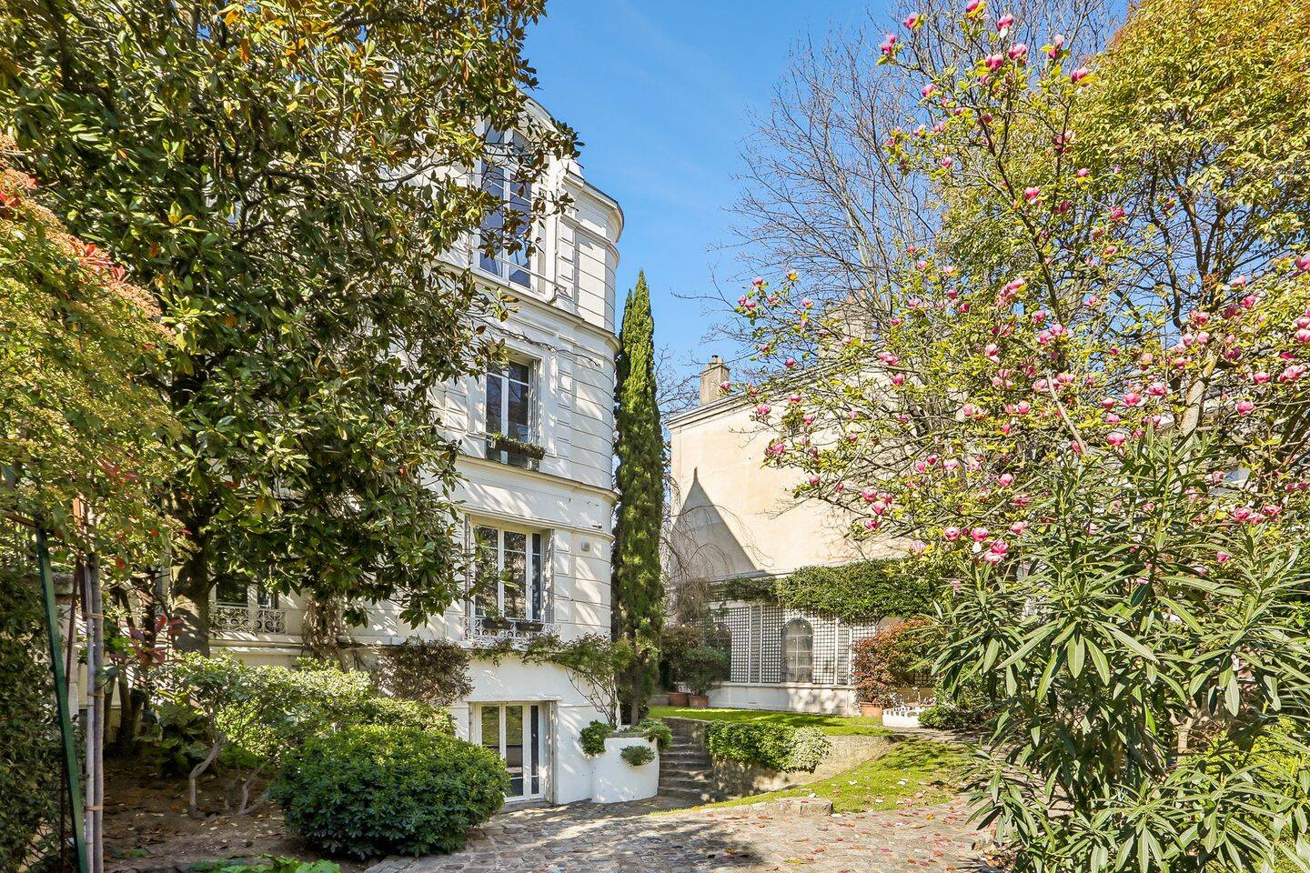 Maison 9 pièces 246 m² · à Paris 16ème Arrondissement · 246 m² · 18 000 €/mois