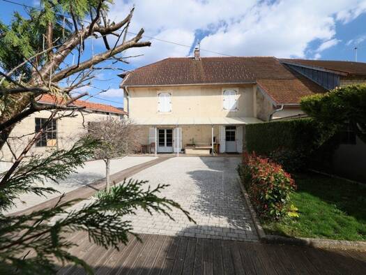 Maison à vendre 245 000 € 6 pièces 4 chambres 180 m² 690 m² de terrain Saint-Hymetière 39240