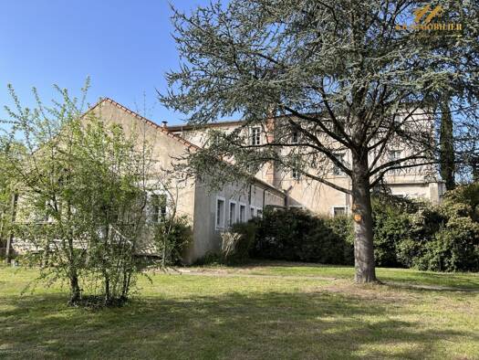 Immeuble à vendre 900 000 € 1 684 m² Coux 07000