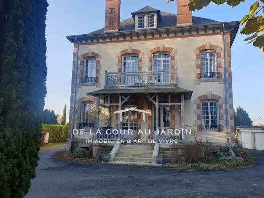 Maison à vendre 318 000 € 10 pièces 6 chambres 265 m² 2 440 m² de terrain Châlus 87230