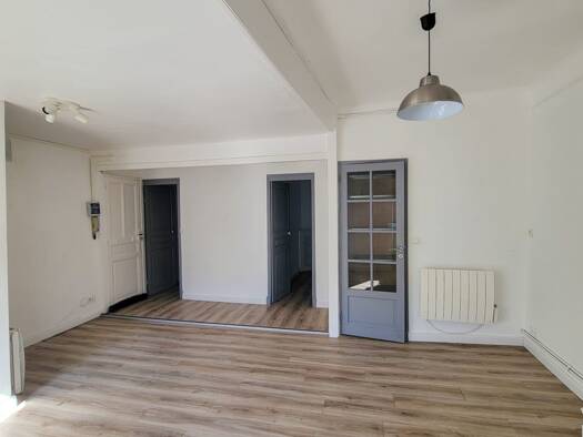 Appartement à louer 750 € 3 pièces 2 chambres 49 m² Étage 3/3 Saint Chamas Sud Saint-Chamas 13250