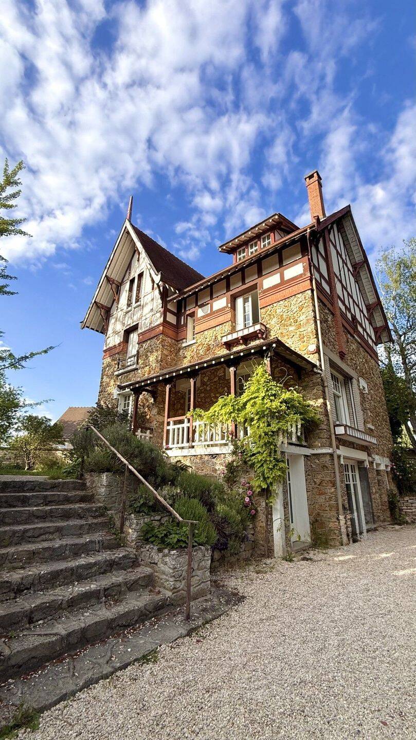Maison 7 pièces 221 m² · à Lamorlaye · 221,4 m² · 2 800 €/mois