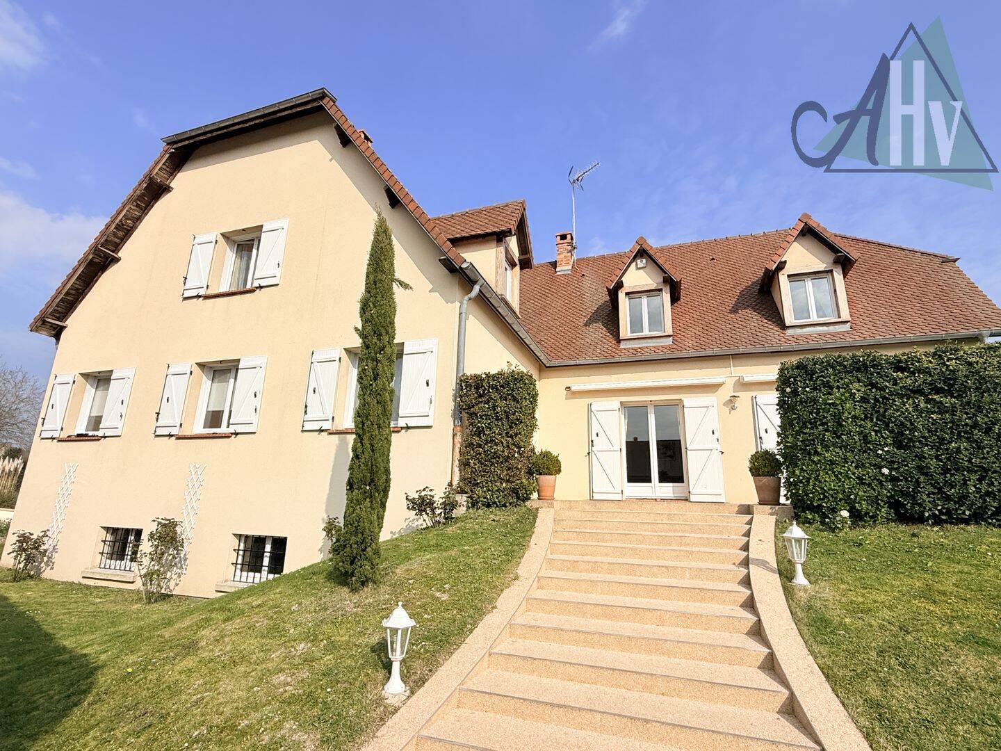 Maison 7 pièces 312 m² · à Plessis-Barbuise · 312,4 m² · 325 000 €