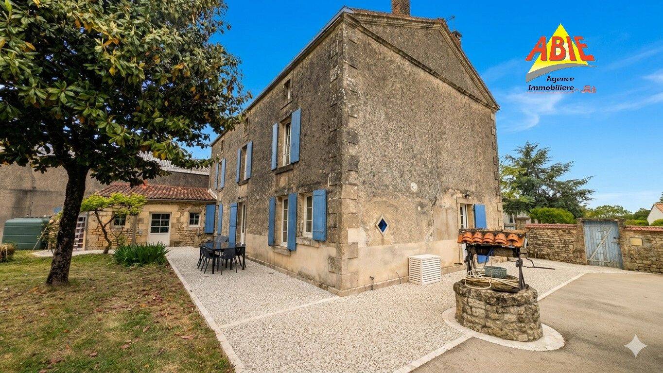 Maison 8 pièces 226 m² · à Saint-Hilaire-des-Loges · 226 m² · 294 000 €