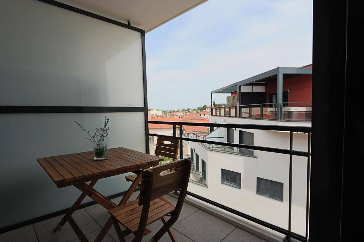 Appartement 1 pièce 44 m² · à Tassin-la-Demi-Lune · 43,6 m² · 946 €