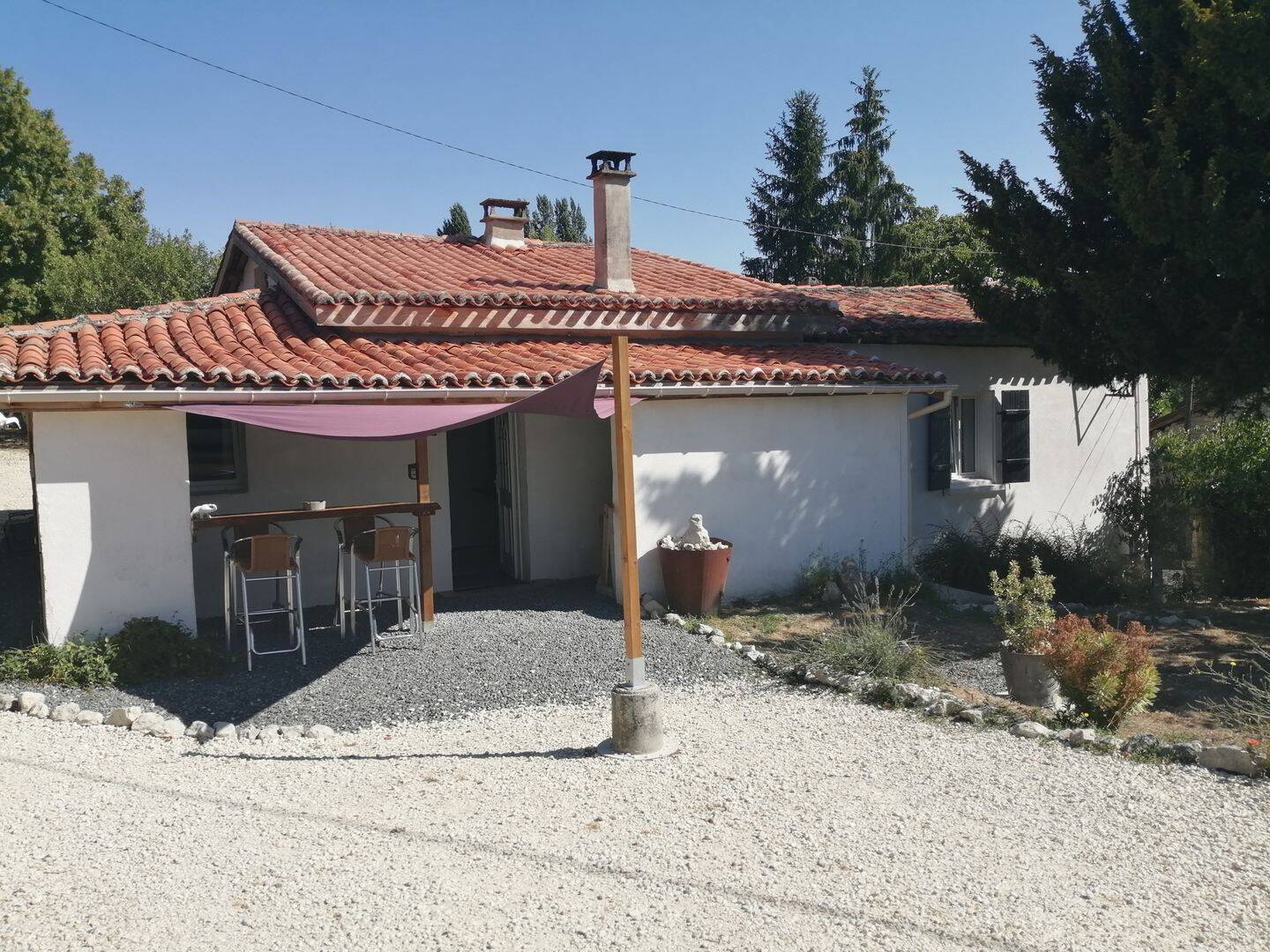Maison à la campagne, plain pied, trois chambres, double garage