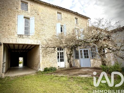 Maison à vendre 198 000 € 11 pièces 9 chambres 337 m² 3 151 m² de terrain Brioux-sur-Boutonne 79170