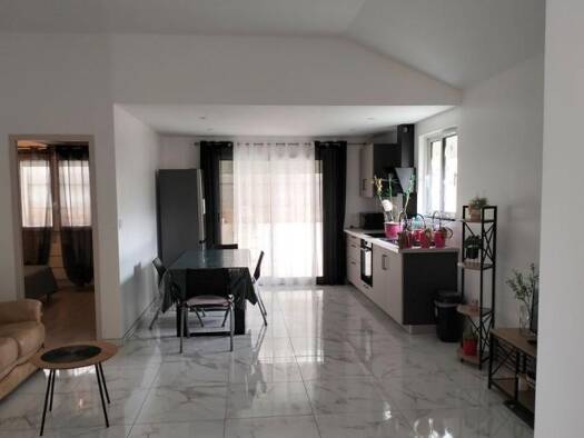 Maison à louer 960 € 3 pièces 2 chambres 72 m² Saint-Denis-de-Pile 33910