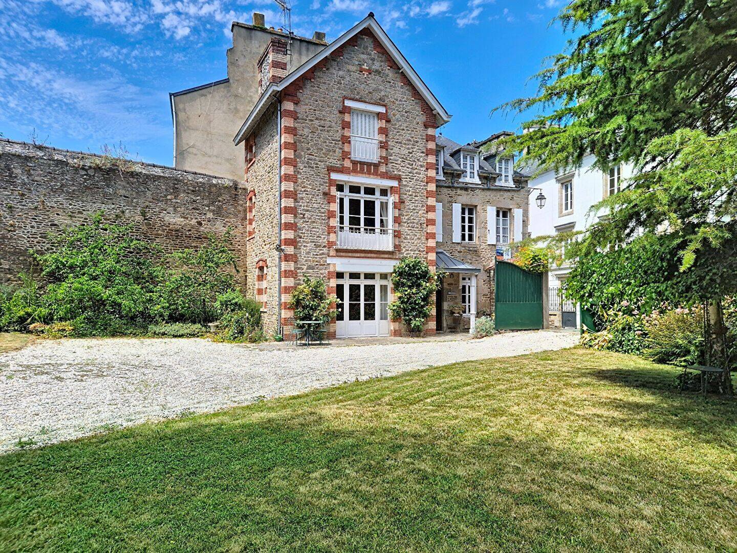 Maison 8 pièces 175 m² · à Dinan · 175 m² · 1 027 000 €