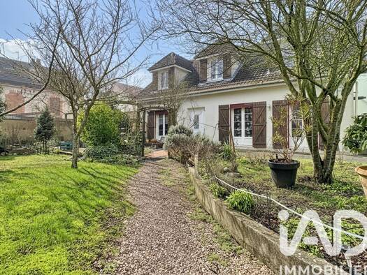 Maison de ville à vendre 230 000 € 6 pièces 4 chambres 140 m² 901 m² de terrain Est Sud Centre Sézanne 51120