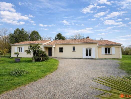 Maison de plain-pied à vendre 375 000 € 9 pièces 5 chambres 209 m² 2 461 m² de terrain Angoulême 16000