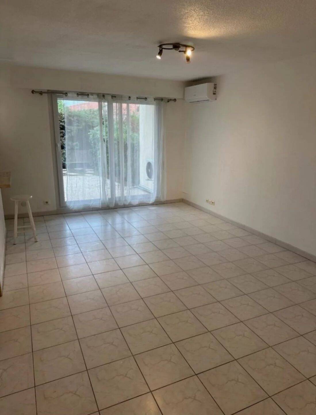 Appartement 1 pièce 40 m² · à Saint-Laurent-du-Var · 40 m² · 700 €