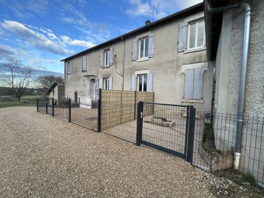 Appartement à louer 890 € 3 pièces 2 chambres 64 m² RDC Marlieux 01240