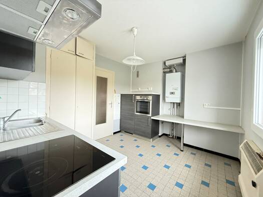 Appartement à vendre 139 000 € 4 pièces 2 chambres 80 m² Étage 3/4 Nord Lons-le-Saunier 39000