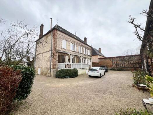 Maison à vendre 527 000 € 10 pièces 4 chambres 298,4 m² 1 865 m² de terrain Saint-Germain-du-Bois 71330