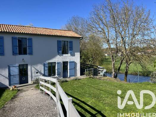 Maison à vendre 189 000 € 6 pièces 3 chambres 182 m² 1 225 m² de terrain Sanxay 86600