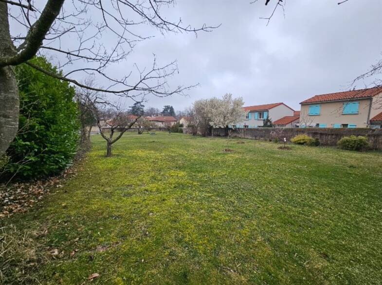 Terrain constructible à vendre 89 000 € 695 m² de terrain Vic le Comte 63270