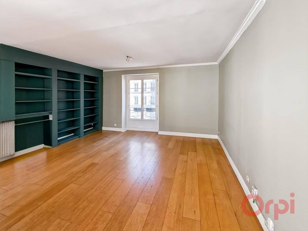 Appartement 3 pièces 71 m² · à Paris 10ème Arrondissement · 71 m² · 2 045 €/mois