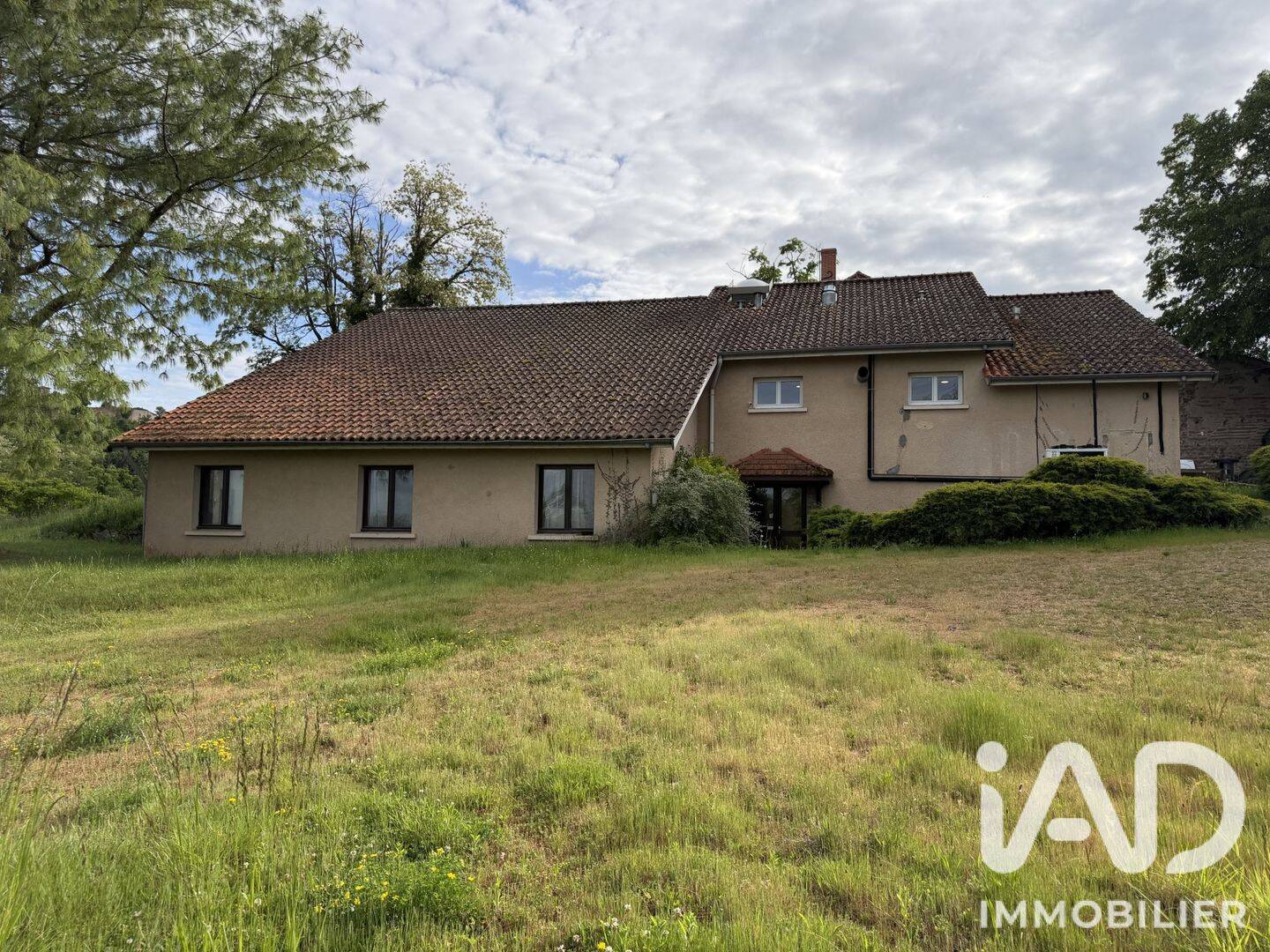 Maison 5 pièces 330 m² · à Saint-Haon-le-Vieux · 330 m² · 220 000 €