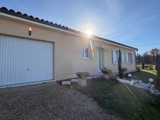 Maison de plain-pied à vendre 214 900 € 5 pièces 3 chambres 110 m² 625 m² de terrain La Rochefoucauld 16110