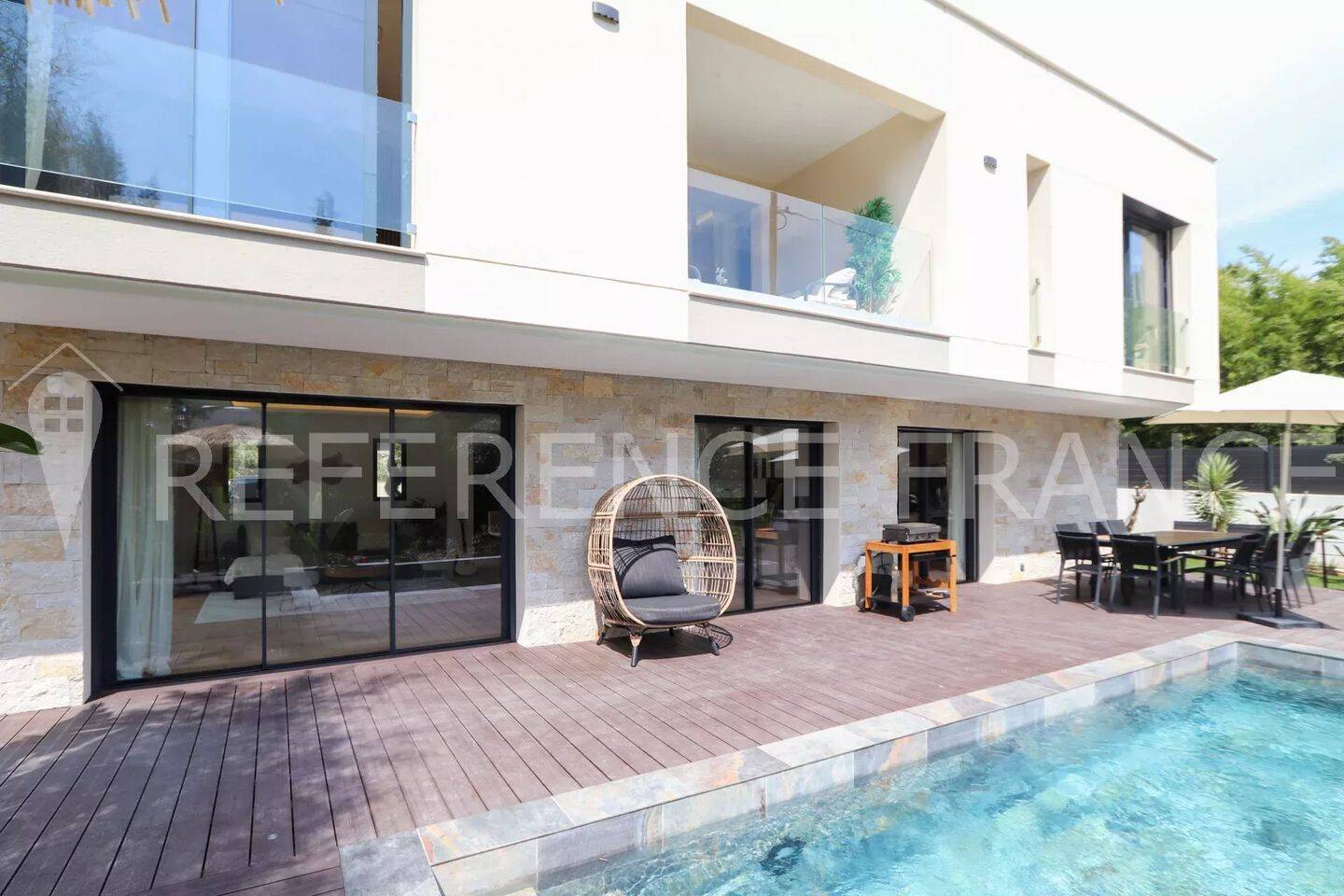 Maison 7 pièces 260 m² · à Mougins · 260 m² · 7 600 €