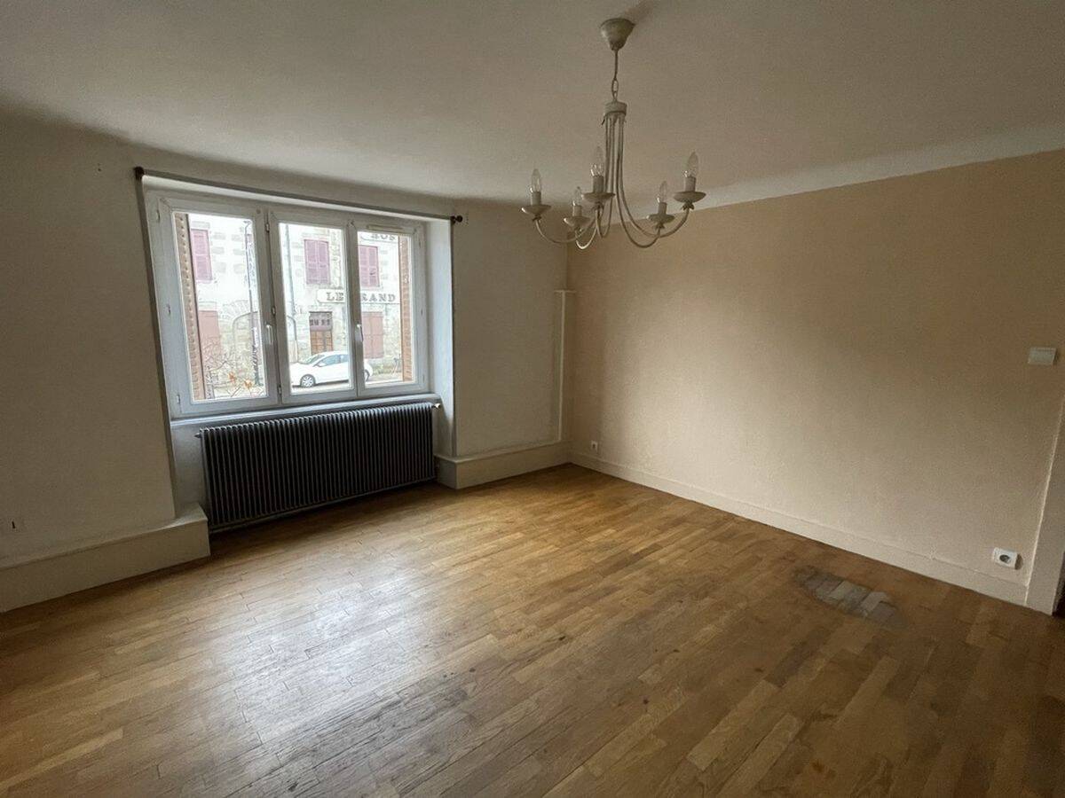 Appartement 3 pièces 70 m² · à Saint-Léonard-de-Noblat · 69,8 m² · 470 €