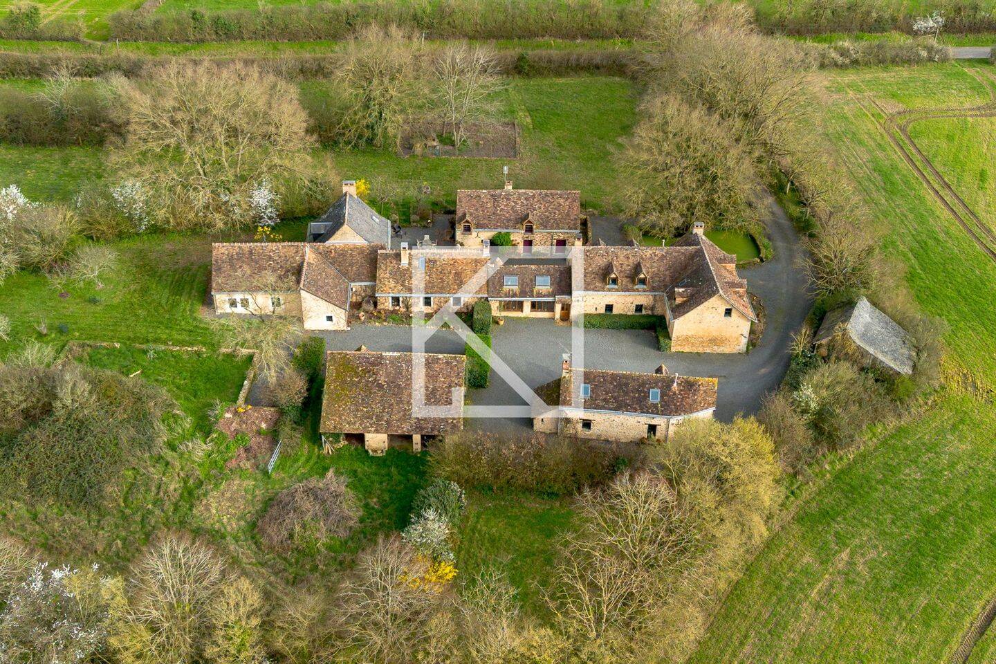 Maison 10 pièces 380 m² · à Chevillé · 380 m² · 590 000 €