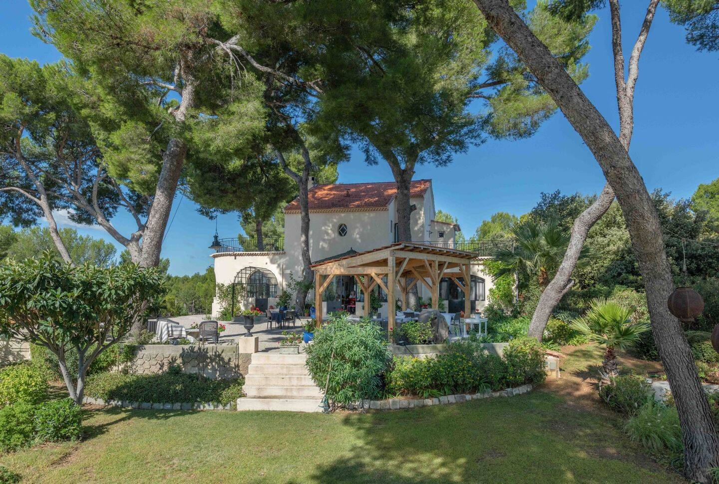 Maison 7 pièces 195 m² · à Marseille 11ème Arrondissement · 195 m² · 3 600 €/mois