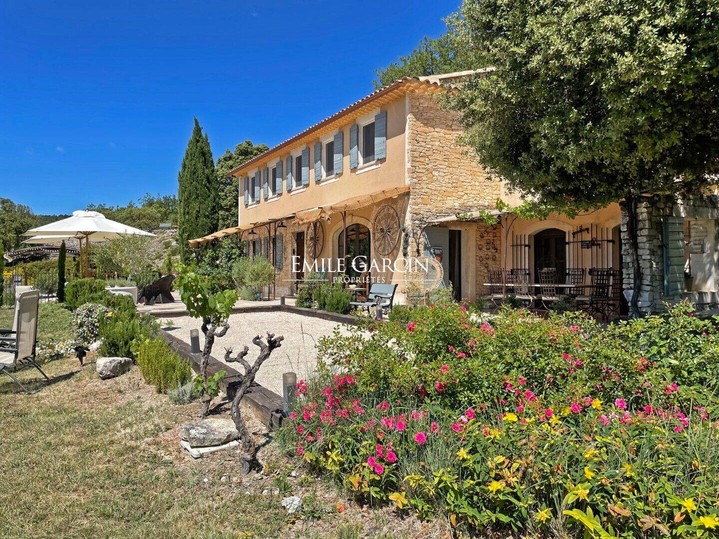 Maison 8 pièces 300 m² · à Murs · 300 m² · 1 700 000 €