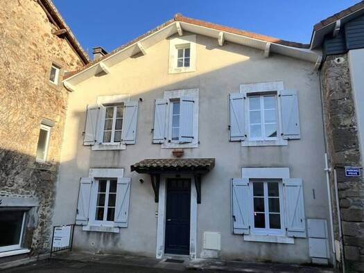 Immeuble à vendre 135 000 € 180 m² Chabanais 16150