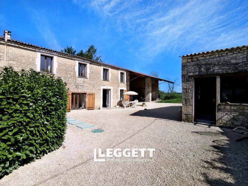 Maison 8 pièces 189 m² · à Dampierre-sur-Boutonne · 189 m² · 214 000 €