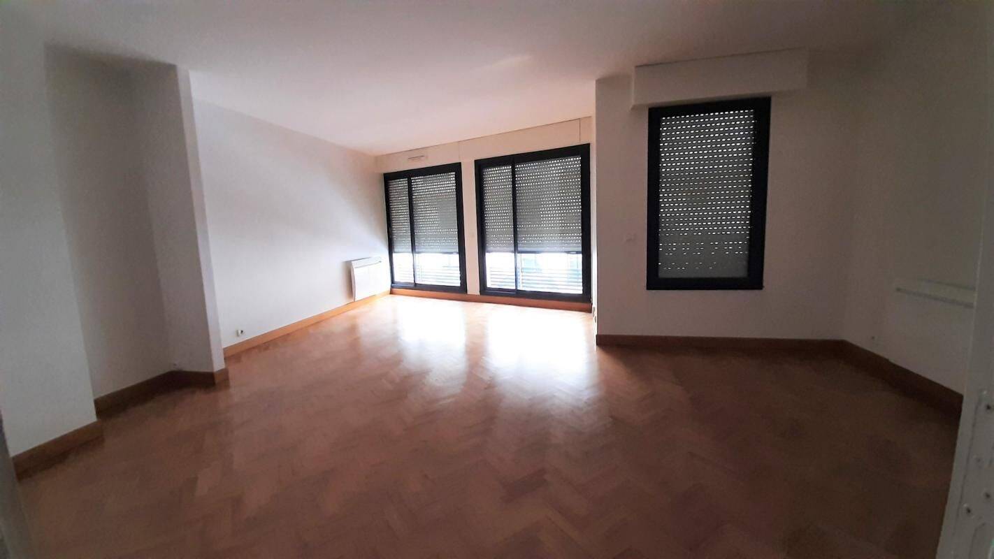 Appartement 3 pièces 73 m² · à Paris 7ème Arrondissement · 73 m² · 2 550 €