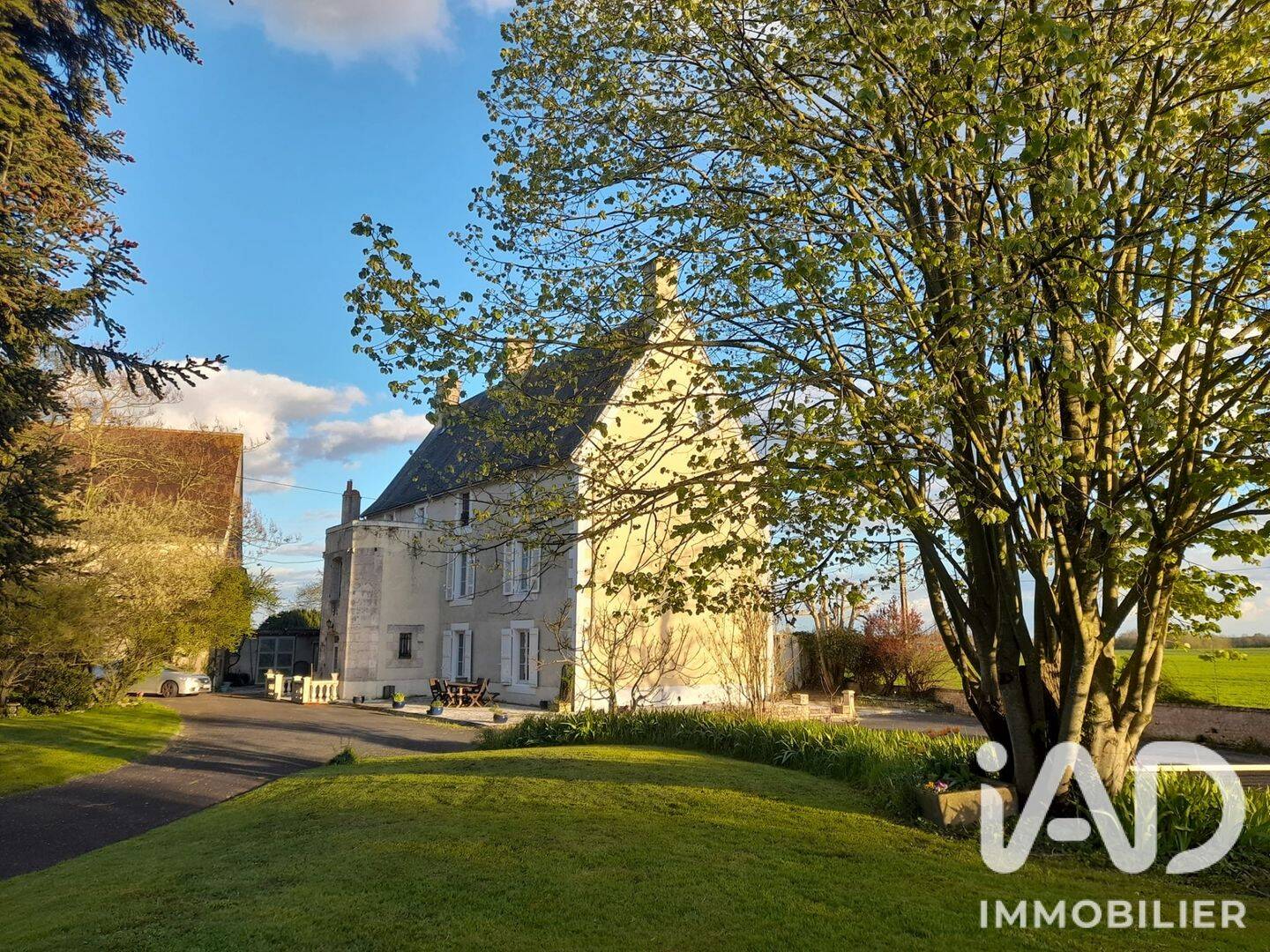 Maison 11 pièces 395 m² · à Chef-Boutonne · 395 m² · 829 000 €