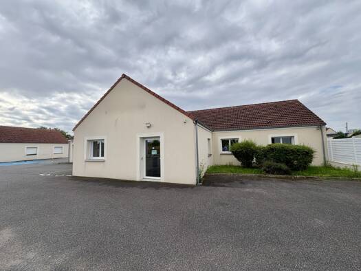 Espace bureau à louer 3 000 € 250 m² de bureaux divisible de 250 m² à 250 m² Villemandeur 45700