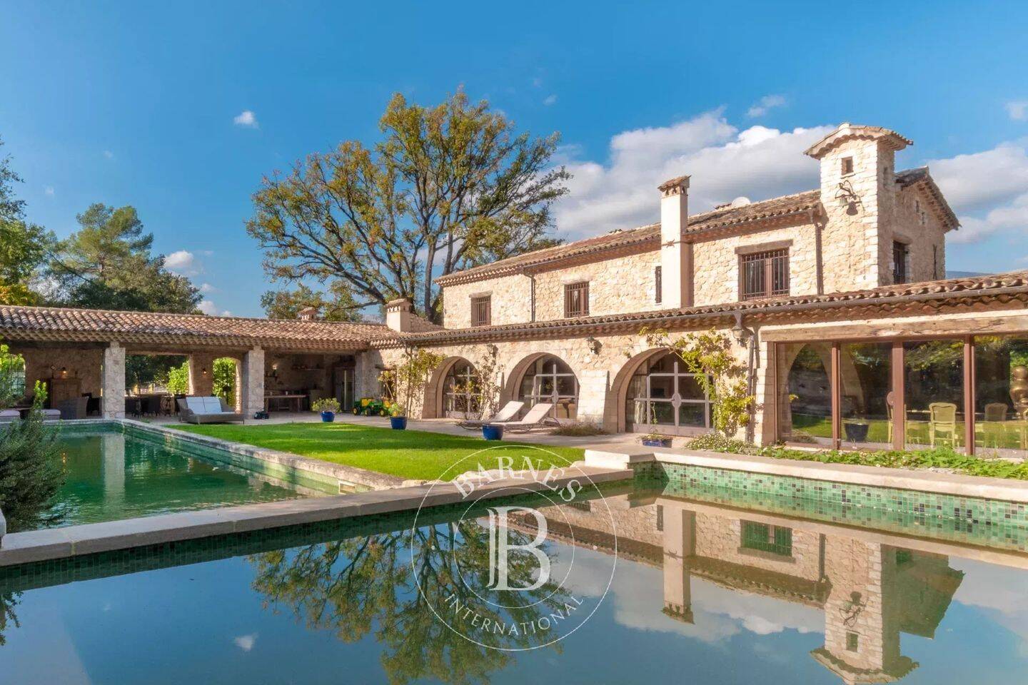 Maison 14 pièces 530 m² · à Roquefort-les-Pins · 530 m² · 14 800 000 €